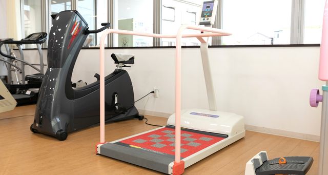 トレーニング設備の室内 機能訓練室 充実したトレーニング機器が揃い、利用者の皆様の健康維持をサポートします。