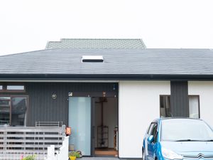 落ち着いた外観の建物  
