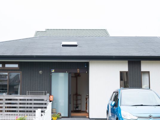 落ち着いた外観の建物  