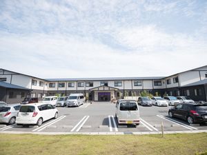 広々とした外観の施設