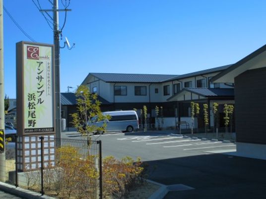 日差しの明るい施設外観