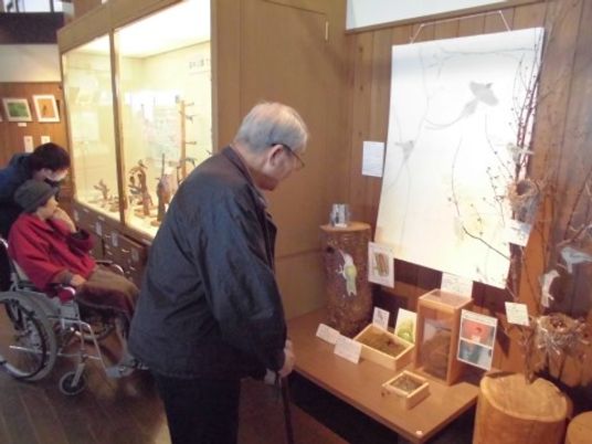展示物見学する人々
