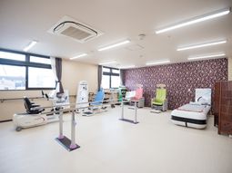 リハビリ設備とベッドの部屋