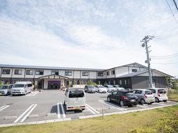 明るい日差しの駐車場