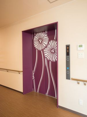 華やかなデザインのエレベーター門