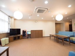 明るく広々としたラウンジ