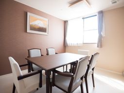 明るいダイニングテーブル