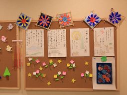 手作りの掲示物が飾られる壁