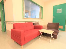 赤と茶色のソファがある休憩室