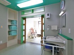 清潔な洗面所と通路