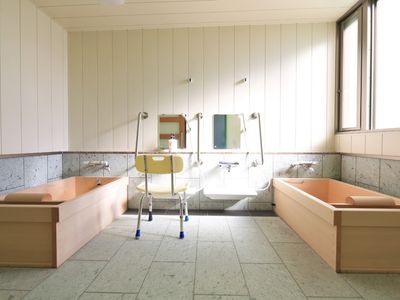 浴槽と手摺設置の浴室