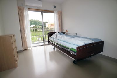窓際にベッドがある居室