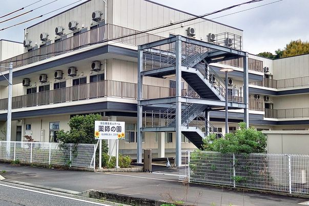 外階段のある建物外観