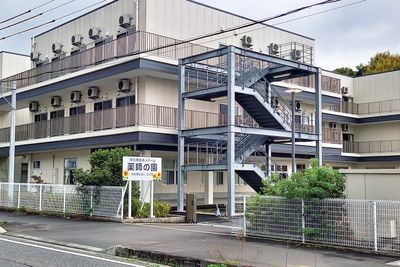 外階段のある建物外観