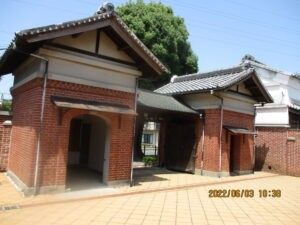 レンガ調の建物外観  