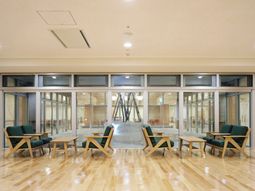 共用ラウンジの落ち着いた雰囲気