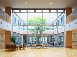 明るいロビーの風景