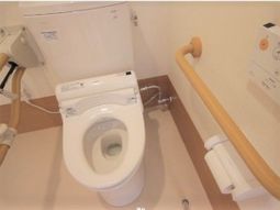 バリアフリー設計のトイレ