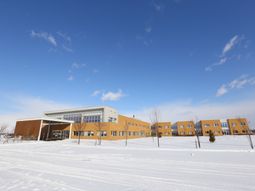 雪景色の施設外観