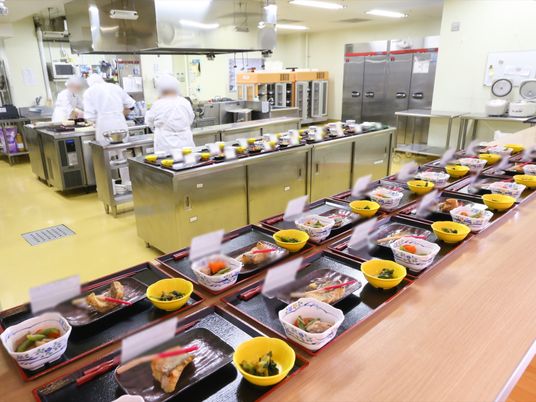 調理された食事と調理スタッフ