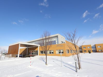 雪に覆われた施設の外観