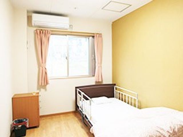 窓付き居室 居室 自然光が差し込む居室で、落ち着いた空間を感じられます。快適な仕事環境を提供します。