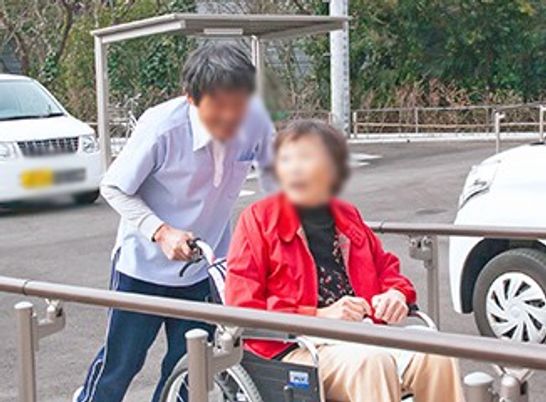 車椅子の利用者と職員の外観
