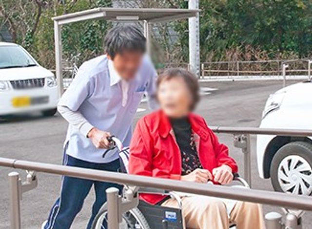 車椅子の利用者と職員の外観