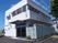 白い外観の施設  