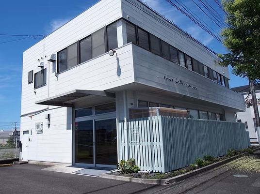 白い外観の施設  