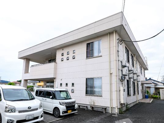 白い建物の外観