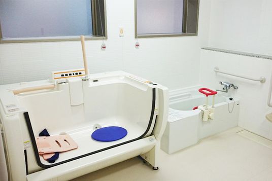 安全な浴槽のある部屋