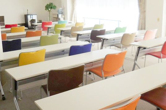 カラフルな机が並ぶ部屋