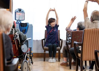 体操をする人々がいる空間