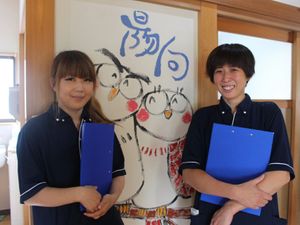笑顔のスタッフ2人が並ぶエントランス  