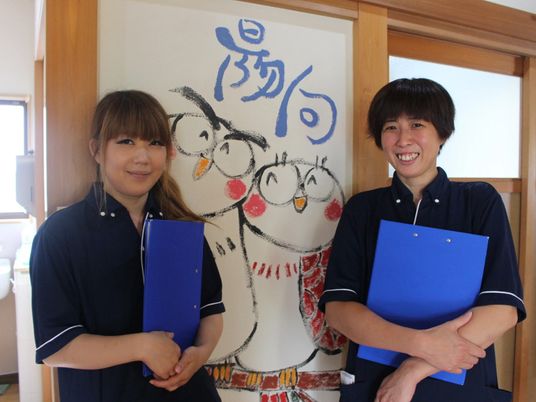 笑顔のスタッフ2人が並ぶエントランス  