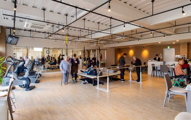 スタッフが働くリハビリ室