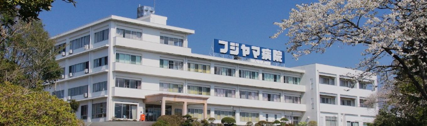 白い建物の外観