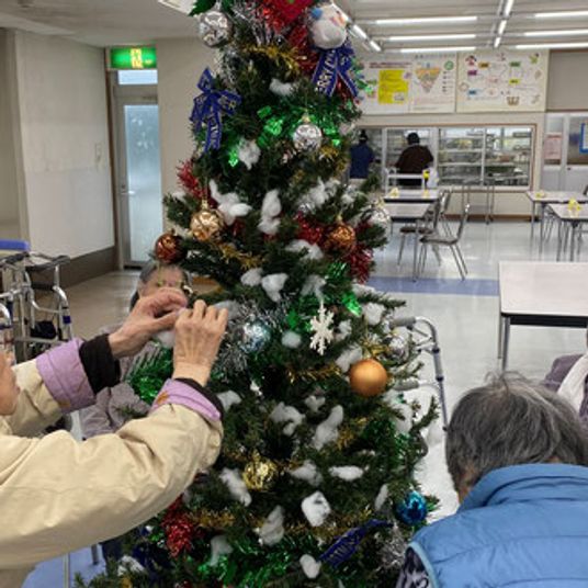 クリスマスツリー飾り付け