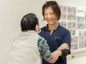 笑顔で話すスタッフ