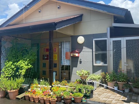 花が並ぶ玄関まわり  