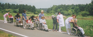 みんなで外へ出る様子