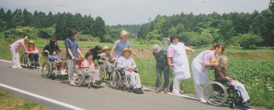 みんなで外へ出る様子