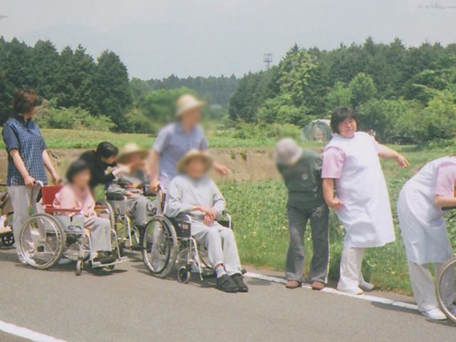 みんなで外へ出る様子 庭 緑豊かな自然の中で散歩を楽しむことができ、リフレッシュできる場です。