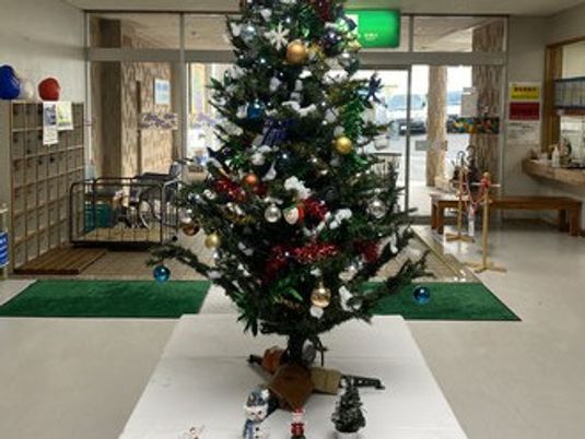 クリスマス飾りのあるロビー  