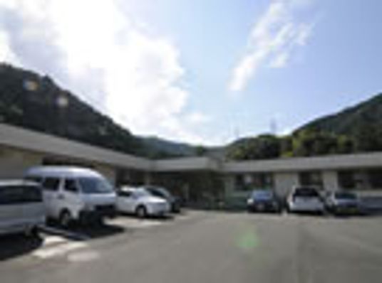 駐車場のある建物外観
