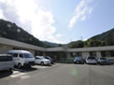 駐車場のある建物外観
