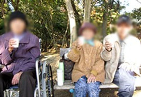 ベンチで憩う人々