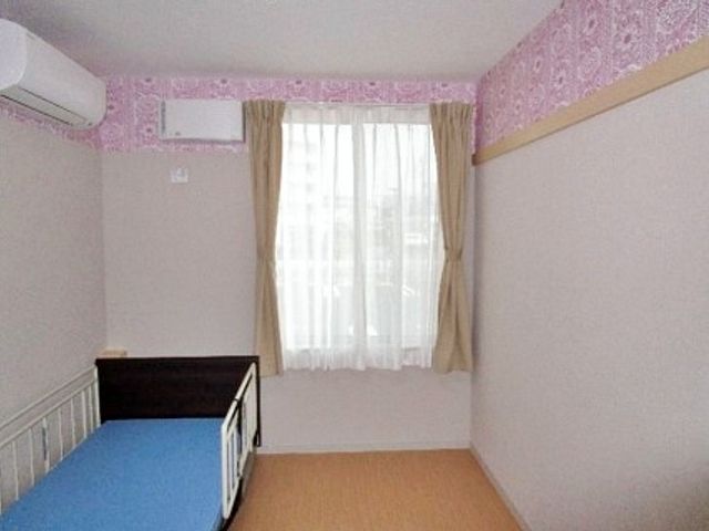 個室の居心地の良さ 居室 落ち着いた配色の個室です。窓からの自然光が心地よい明るい空間を演出しています。