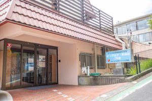 入口と看板の外観